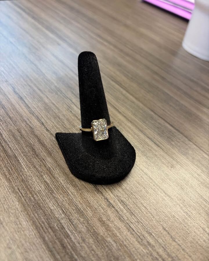 3.06 CT Radiant Cut Lab Diamond Engagement Ring – 14K Yellow Gold (IGI Certified, Size 7)
