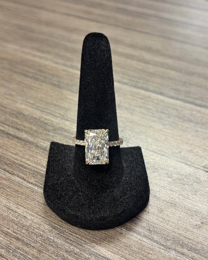5.01 CT Radiant Cut Lab Diamond Engagement Ring – IGI Certified F/VVS2 – 14K Yellow Gold (Size 7)